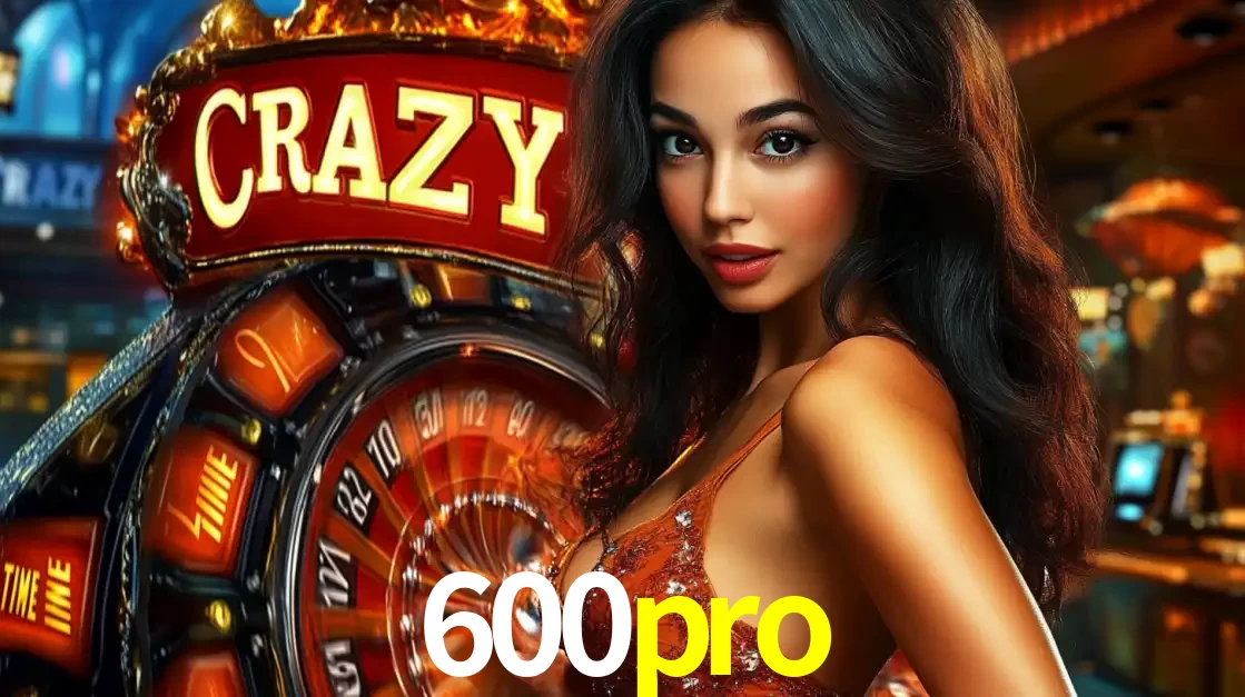 Mulher glamourosa olhando para a câmera com a roda vermelha do Crazy Time ao fundo em um ambiente de cassino, destacando a emoção dos jogos ao vivo no 600pro.